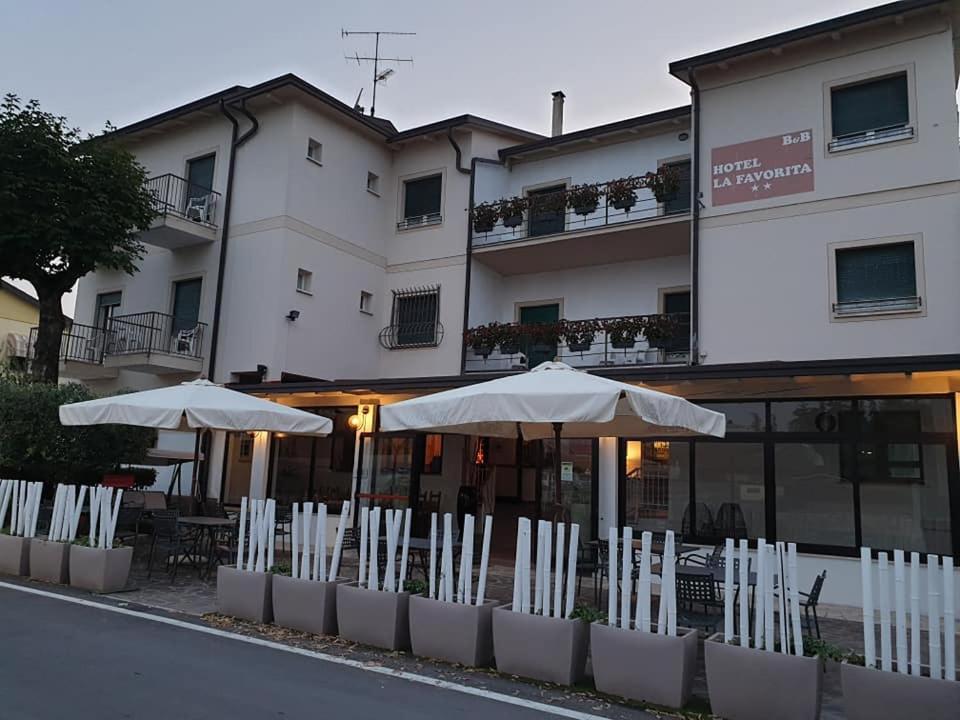 Hotel La Favorita เปสเคียรา เดล การ์ดา ภายนอก รูปภาพ